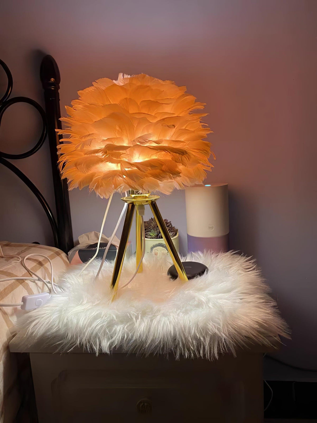 Candeeiro de mesa feminino Nilo com penas