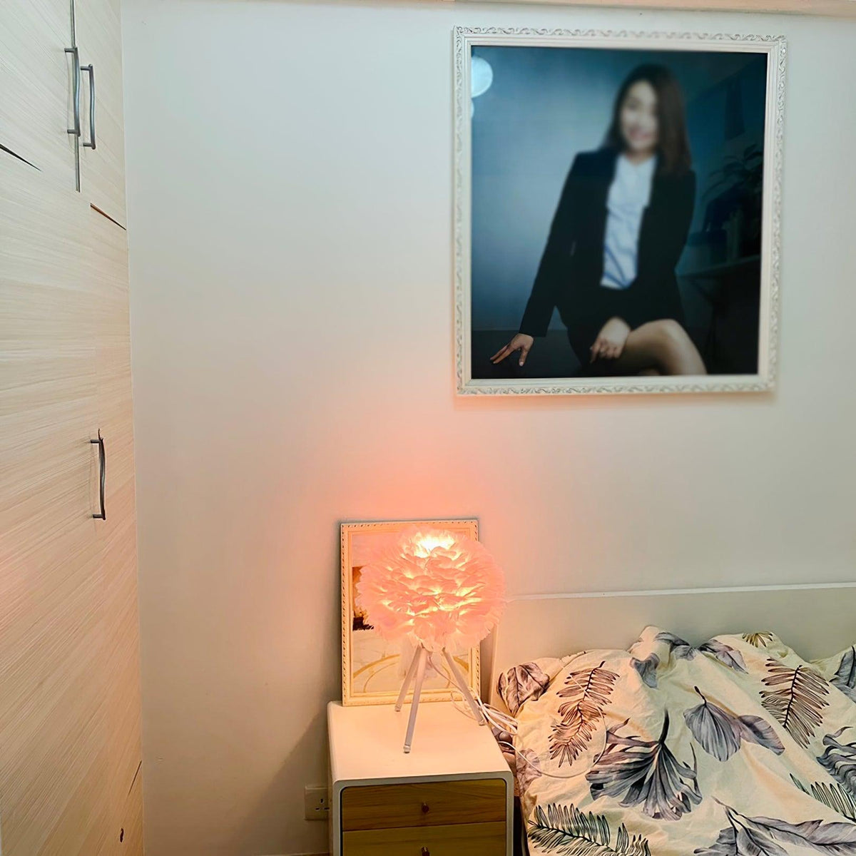 Candeeiro de mesa feminino Nilo com penas