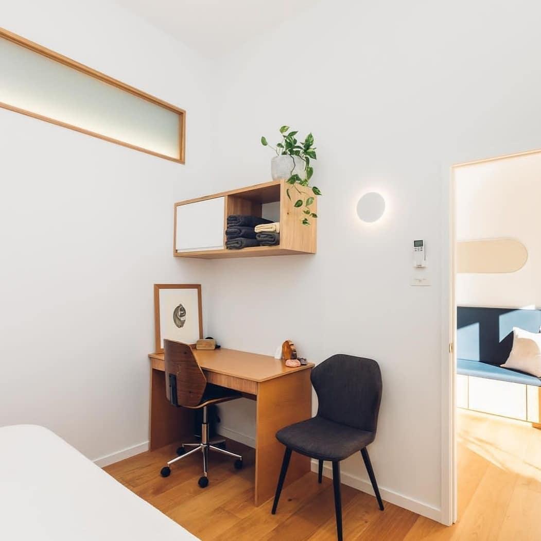 Phelan minimalistisk væglampe i messing