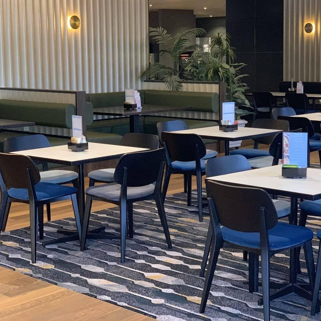 Phelan minimalistisk væglampe i messing
