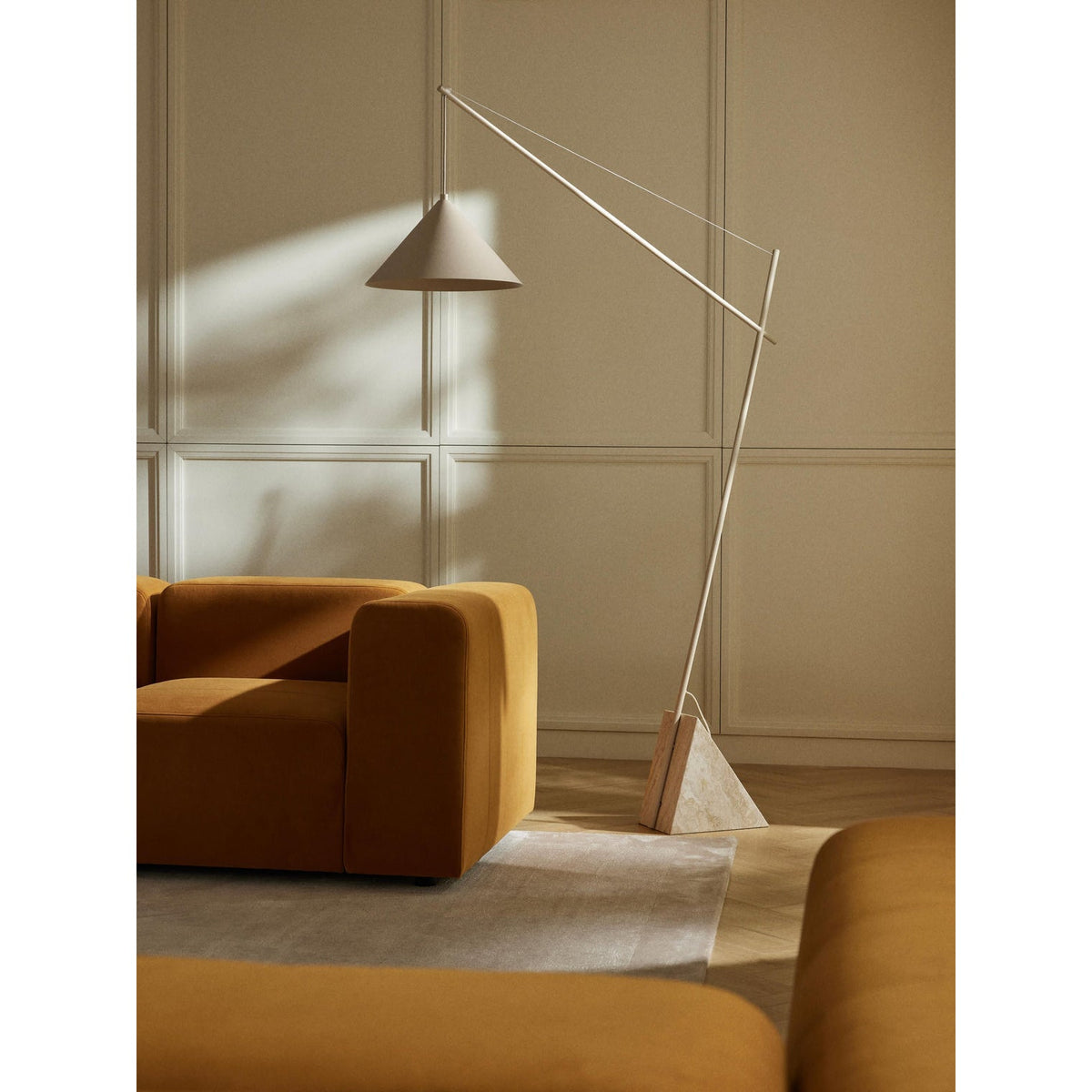 Valorielle travertingolvlampa