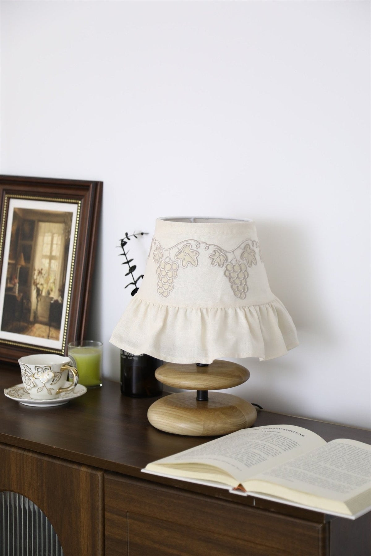 Bordlampe med druebroderi