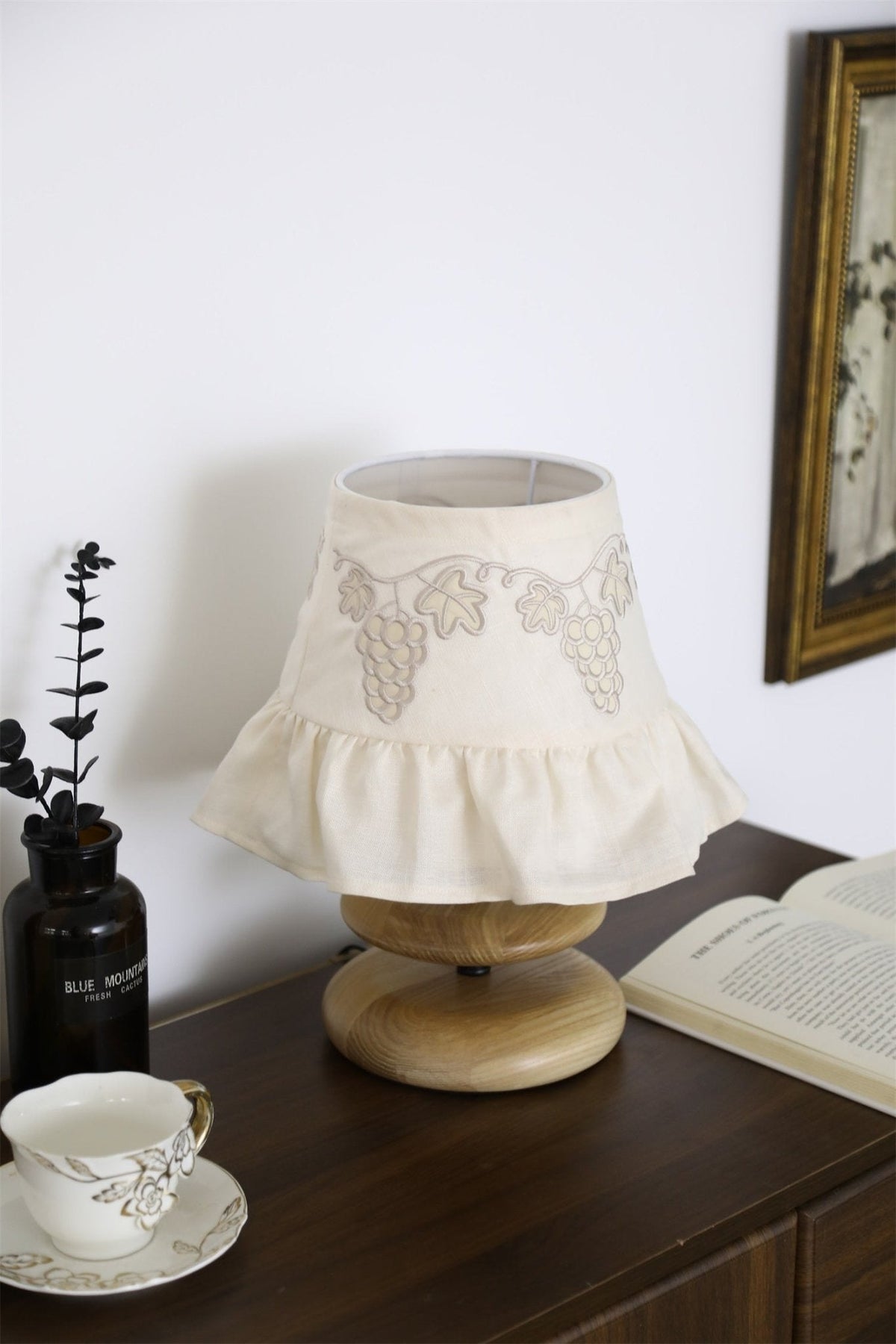 Bordlampe med druebroderi