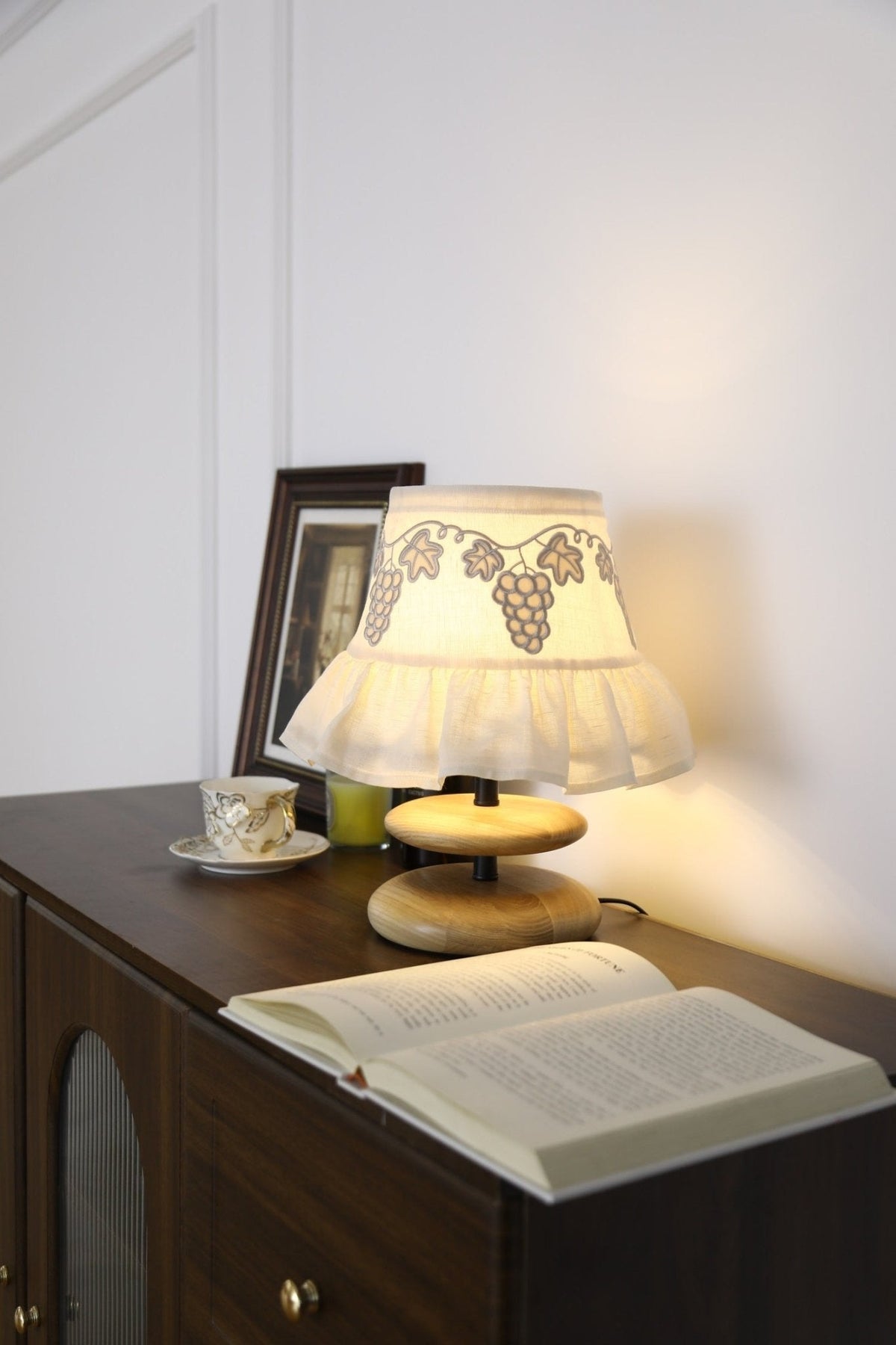 Bordlampe med druebroderi