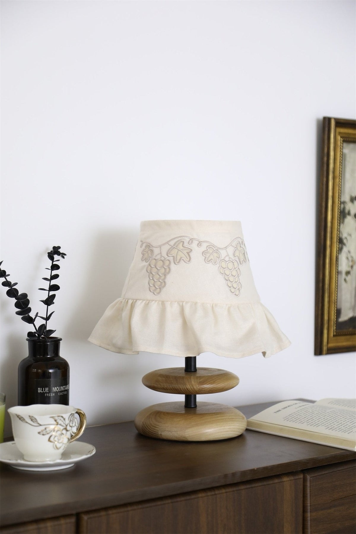 Bordlampe med druebroderi
