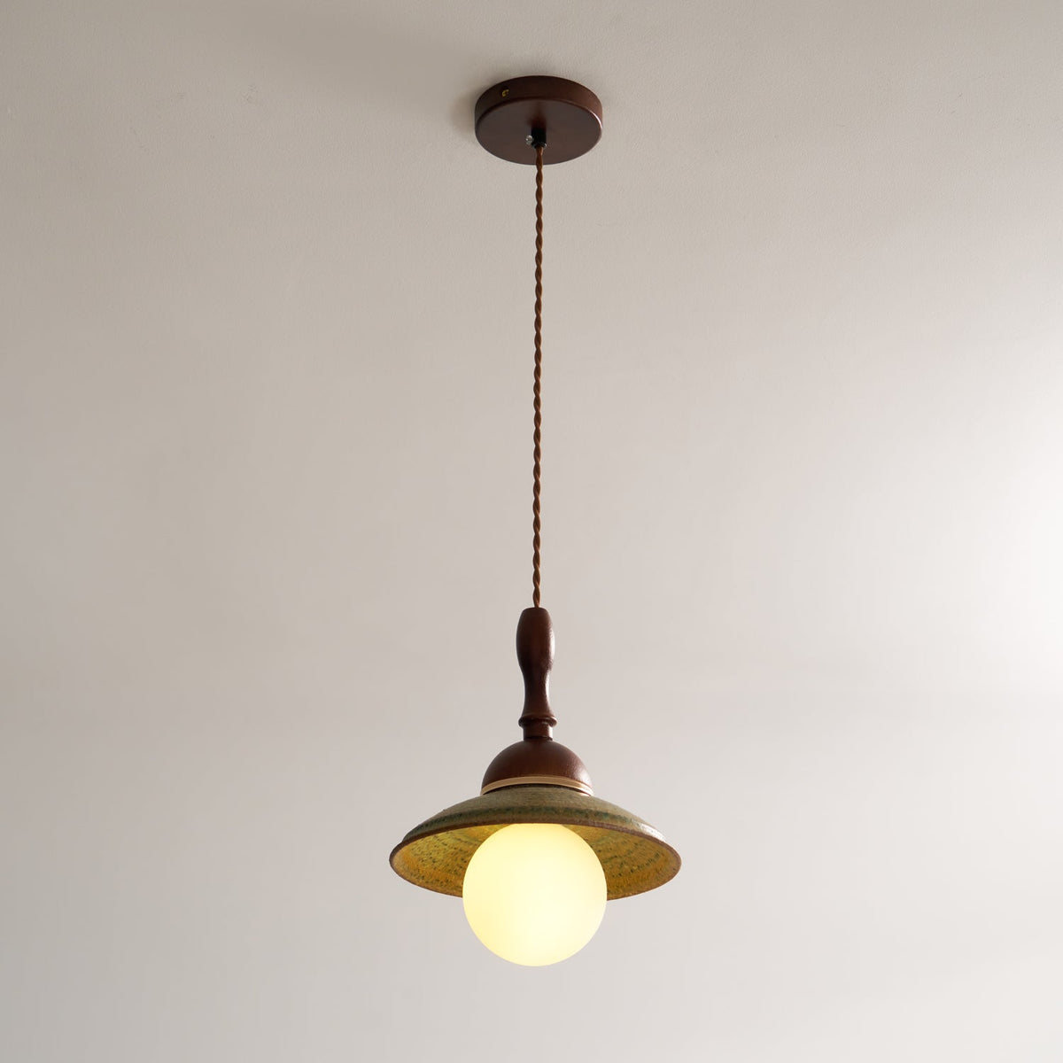 Macell pendel i træ og keramik i nordisk kunststil