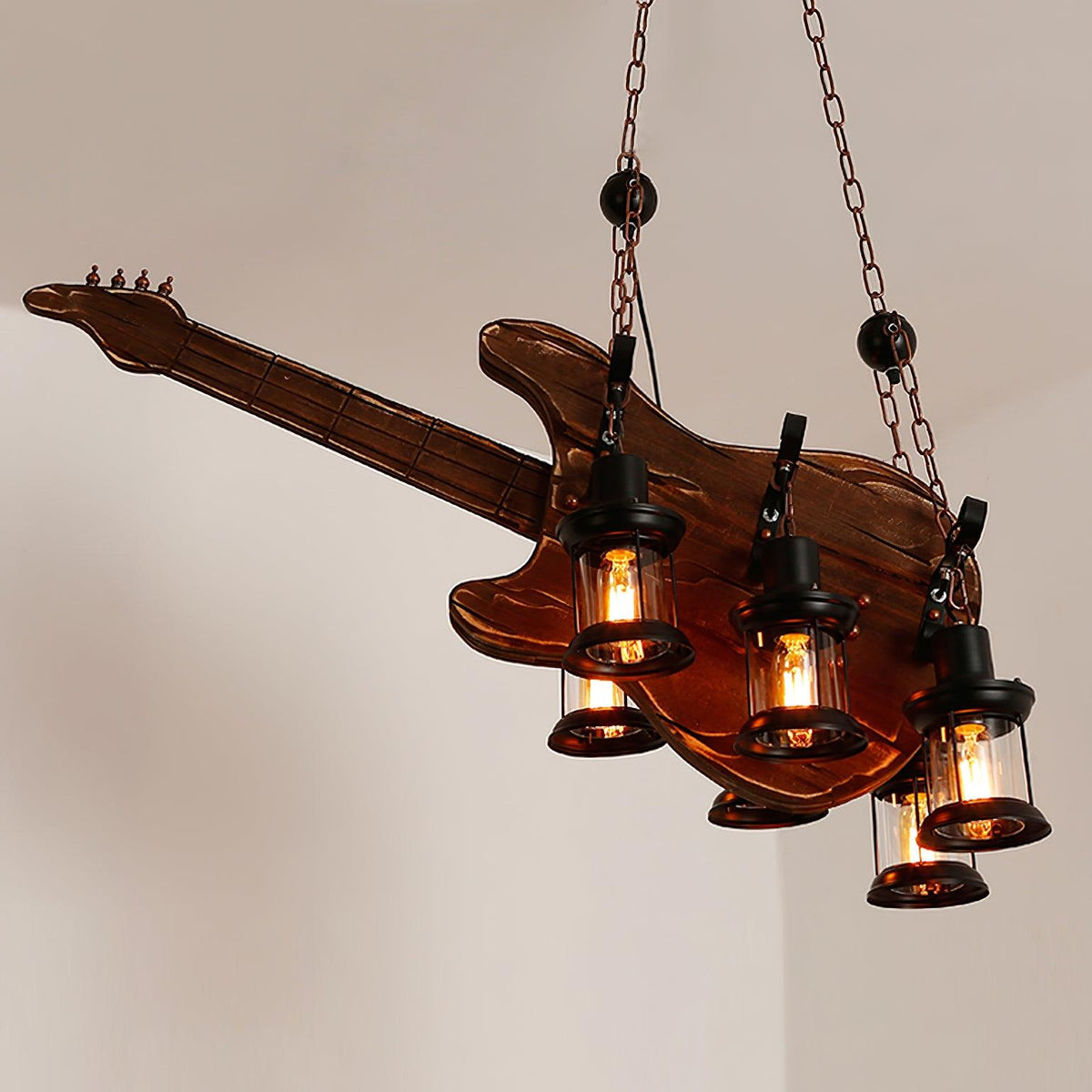 Elvisette pendellampe i guitarform, rustikt træ, vintage