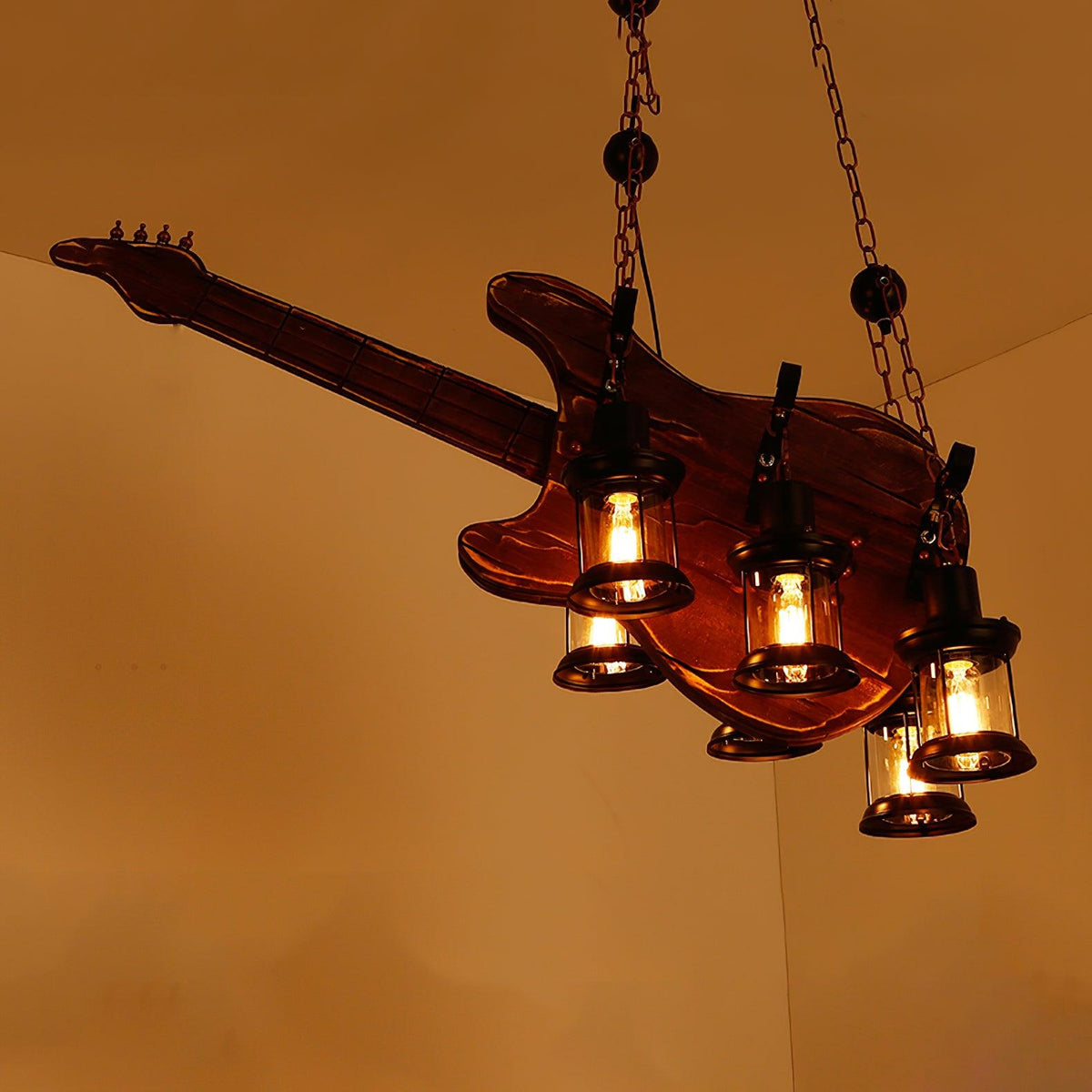 Elvisette pendellampe i guitarform, rustikt træ, vintage