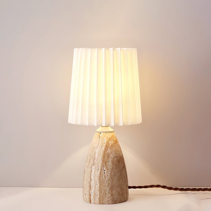 Arsorarae plisseret bordlampe i travertin