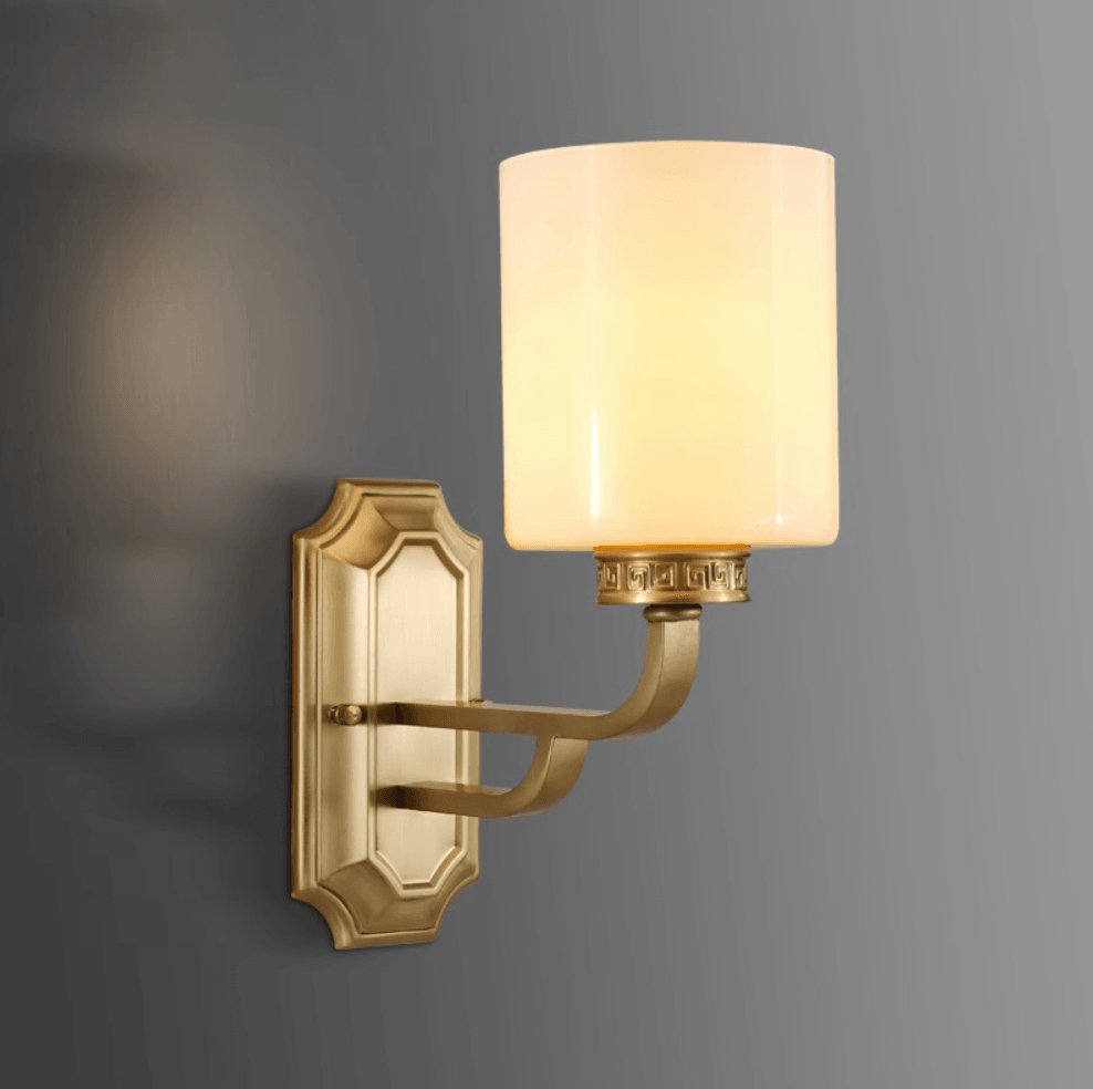 Regal klassisk vägglampa i mässing