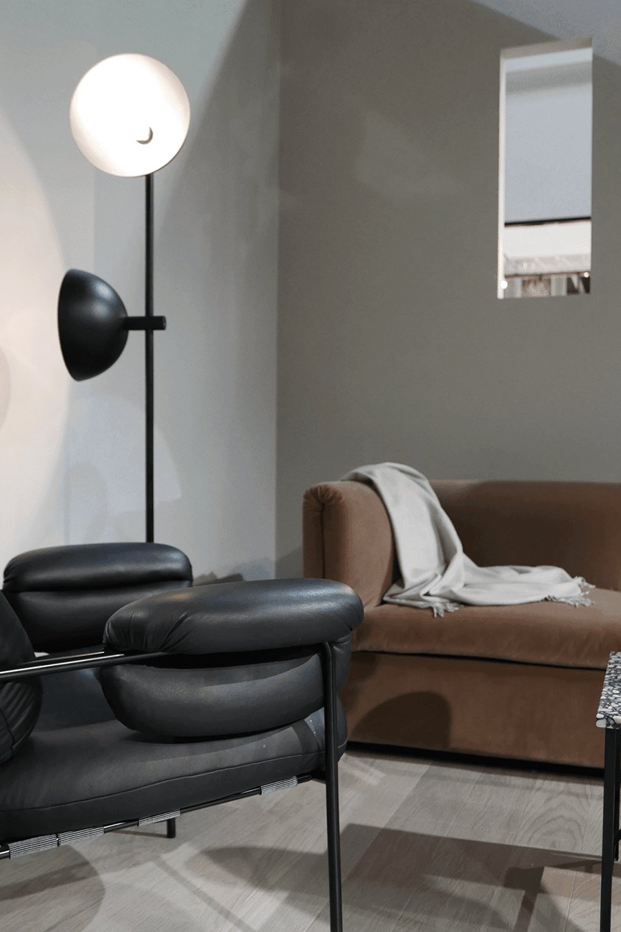 Candeeiro de pé minimalista em vidro Lumase