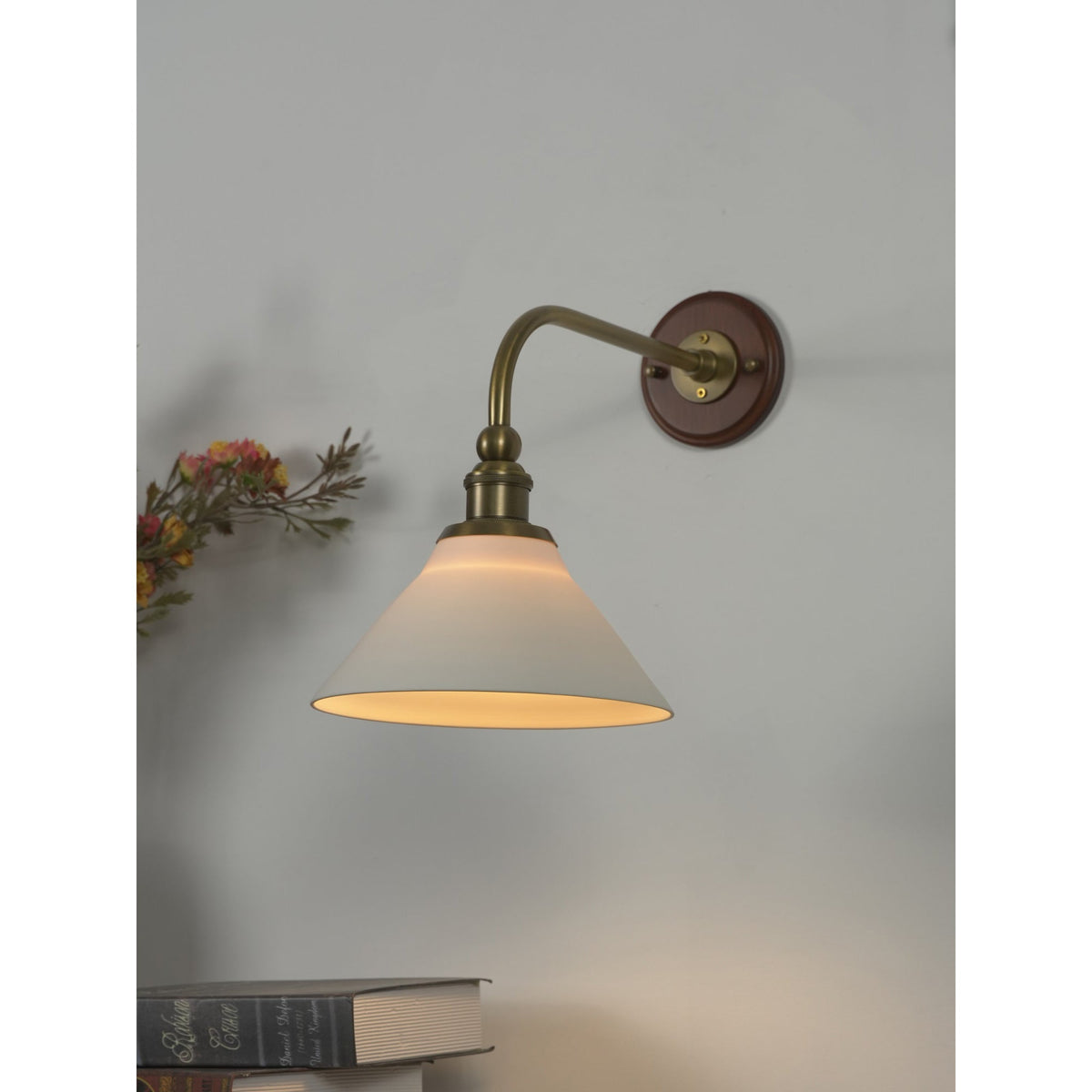 Liorivenne vägglampa