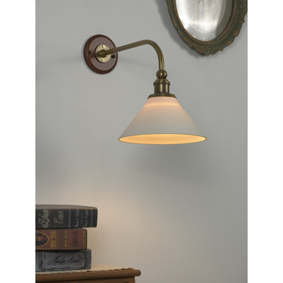 Liorivenne vägglampa