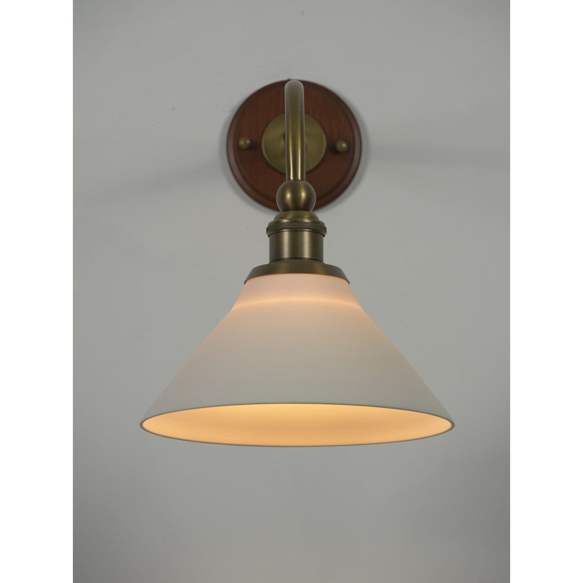 Liorivenne vägglampa