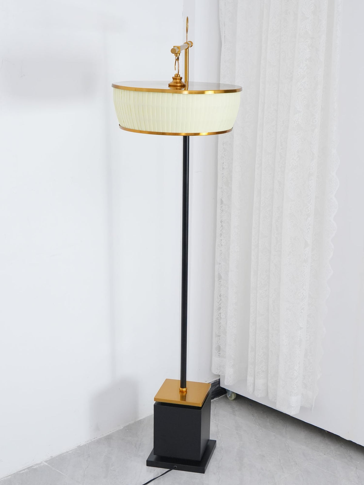 Candeeiro de pé Socor moderno em tecido