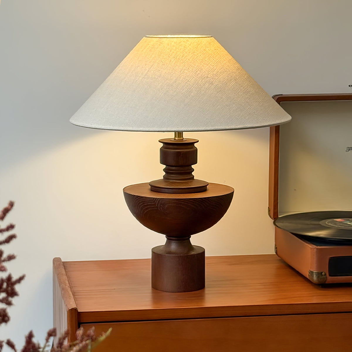 Candeeiro de mesa vintage de madeira e tecido
