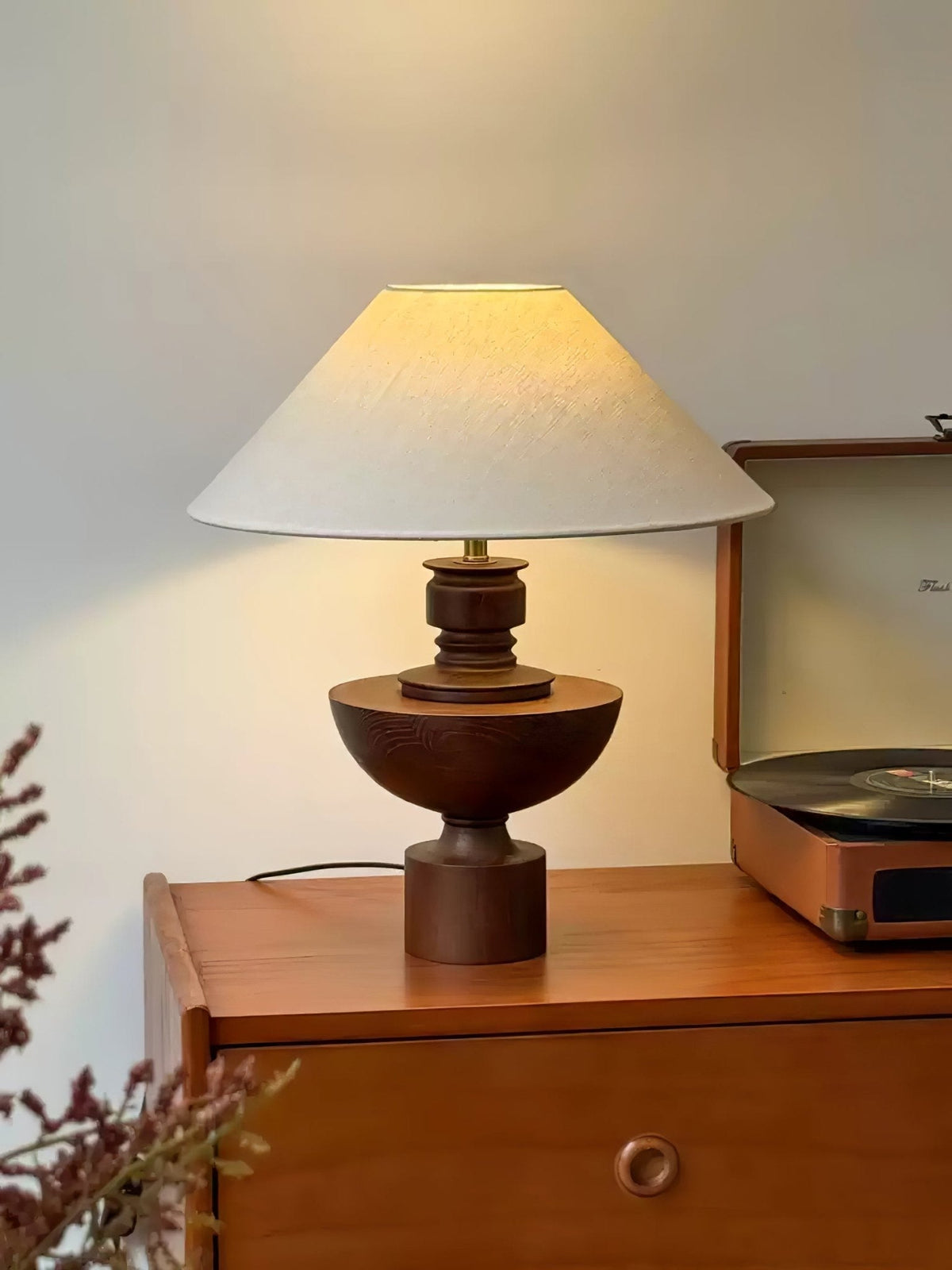 Candeeiro de mesa vintage de madeira e tecido