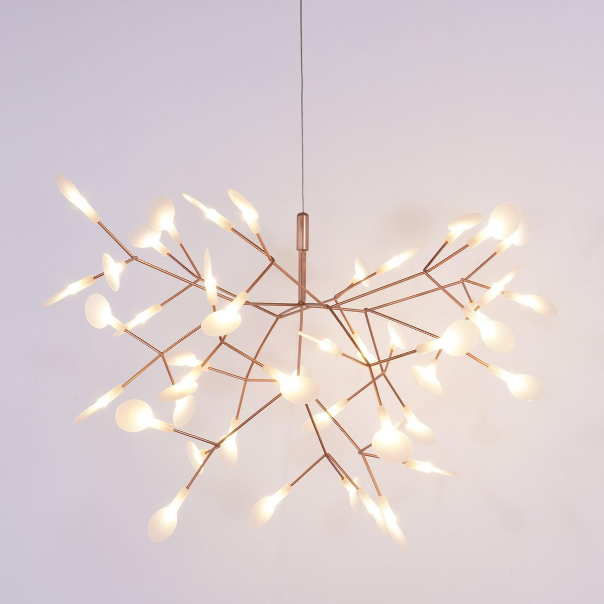 Auroreon lysekrone i rosaguld med LED-grene som ildfluer