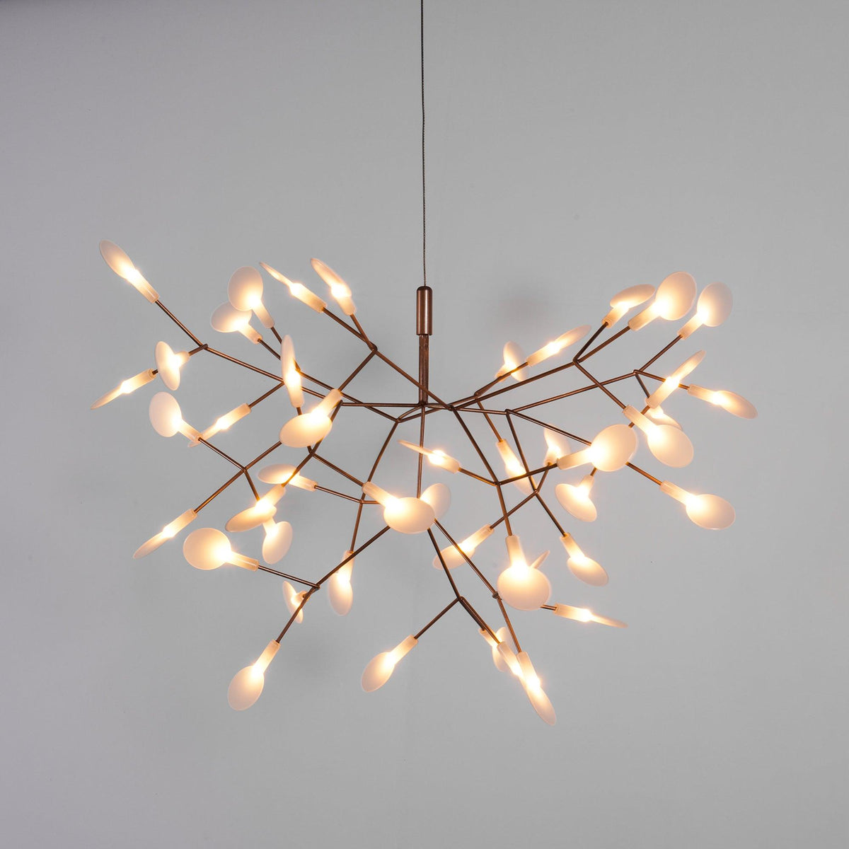 Auroreon lysekrone i rosaguld med LED-grene som ildfluer