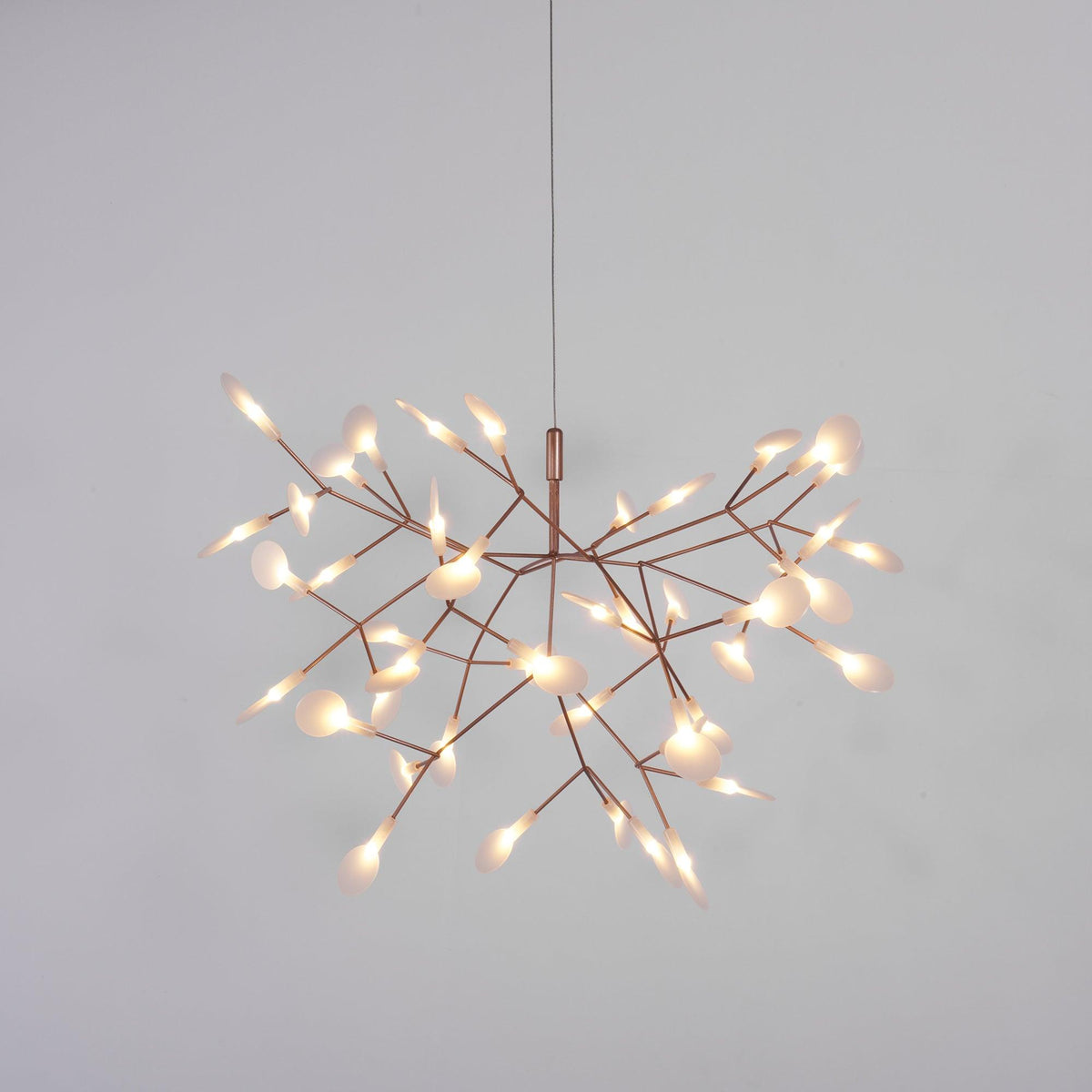 Auroreon lysekrone i rosaguld med LED-grene som ildfluer