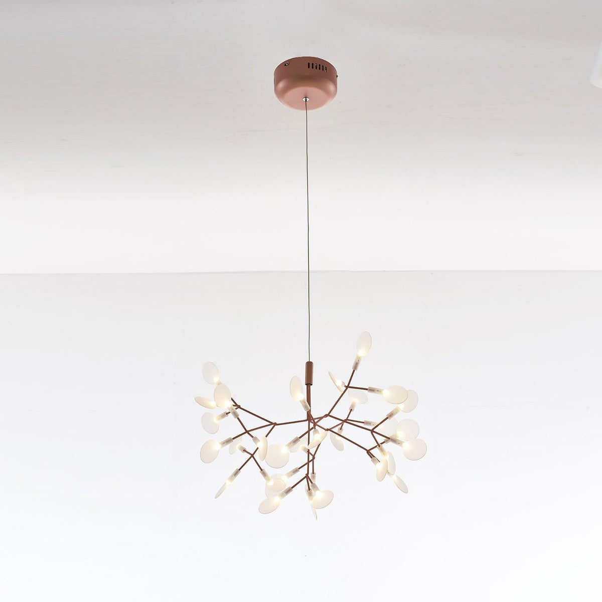 Auroreon lysekrone i rosaguld med LED-grene som ildfluer