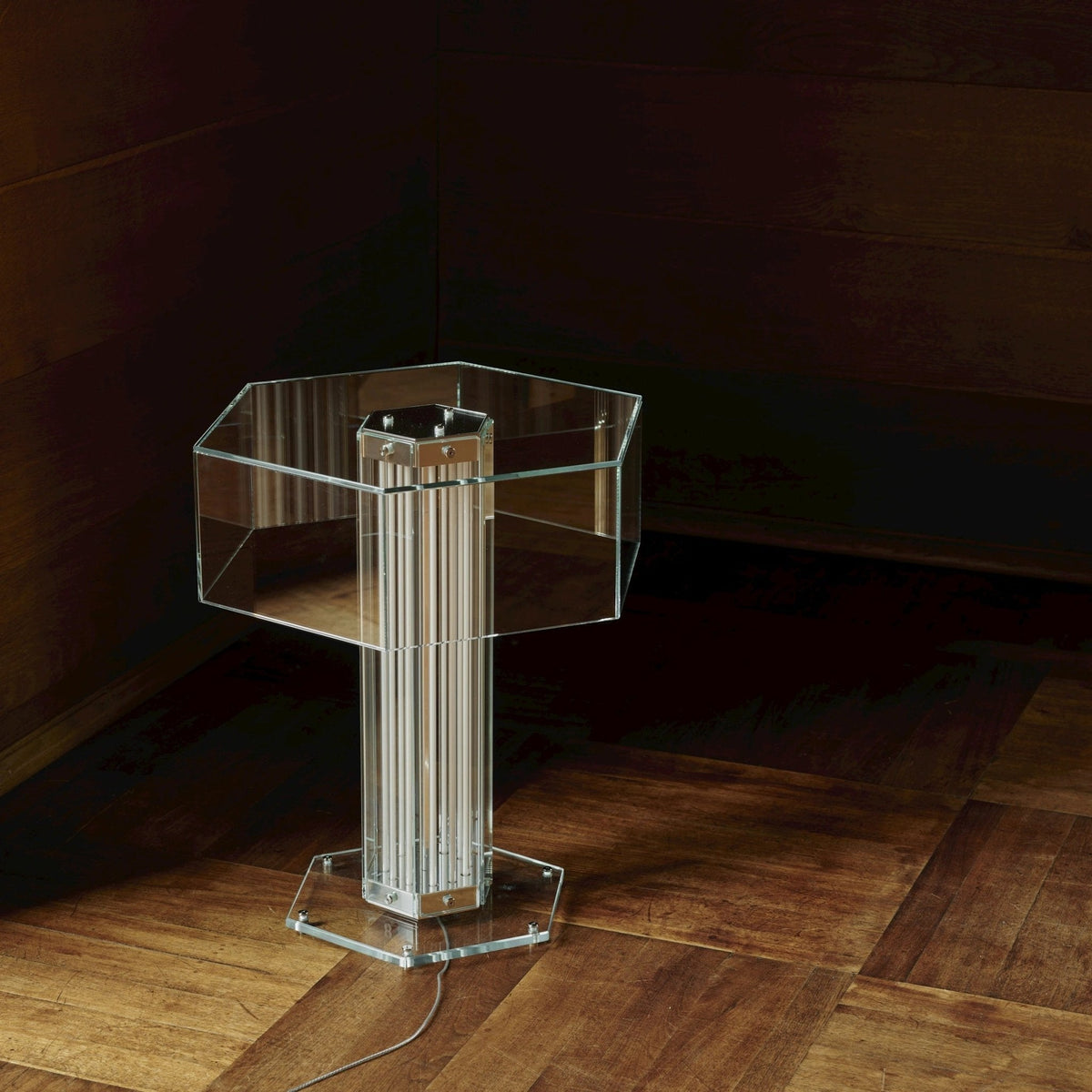 Bordlampe med sekskantet glas