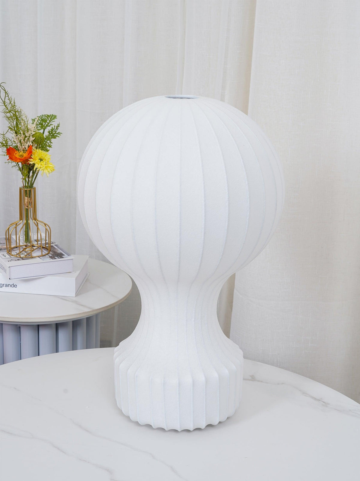 Lirove skulptural bordslampa i stål