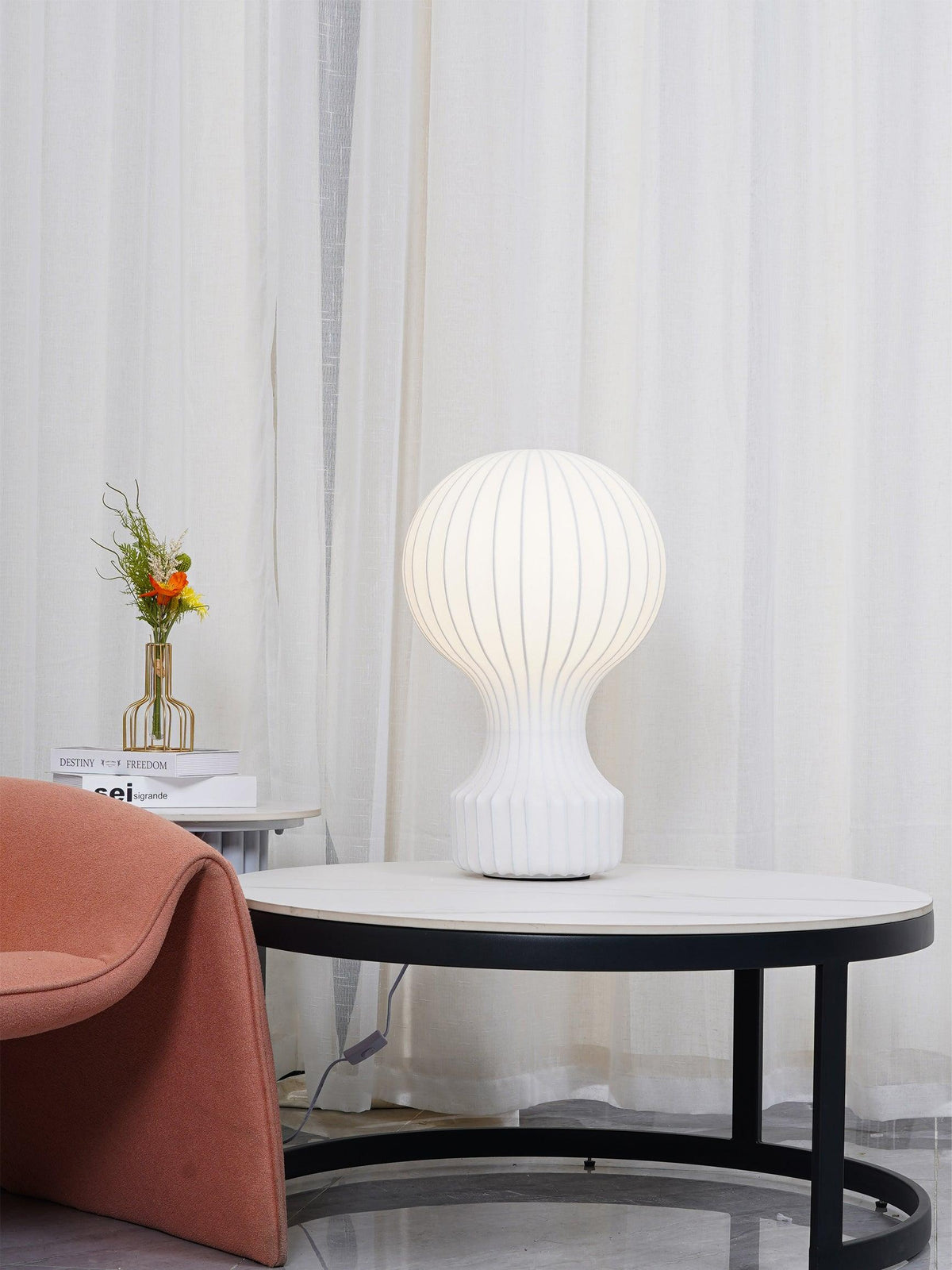 Lirove skulptural bordslampa i stål