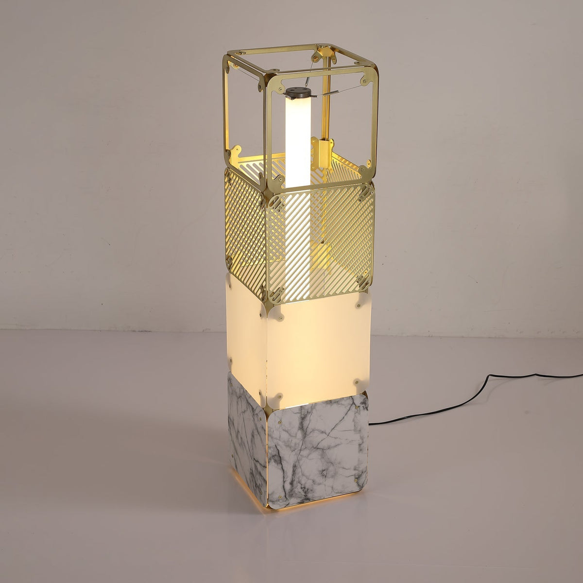 LuxeGrid industriel gulvlampe i messing