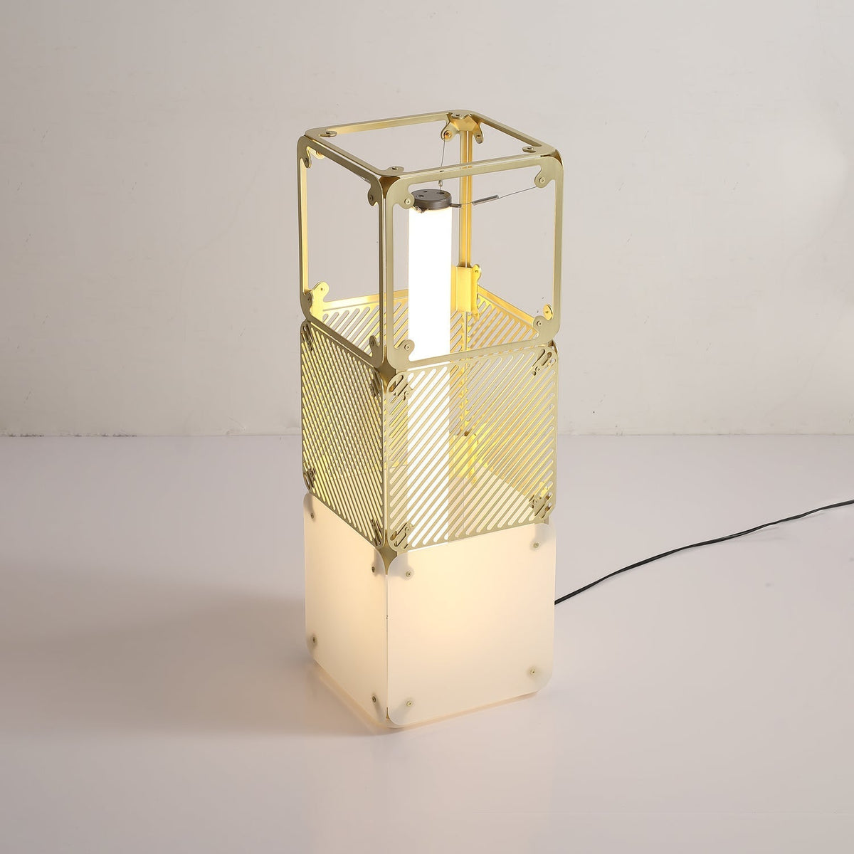 LuxeGrid industriel gulvlampe i messing
