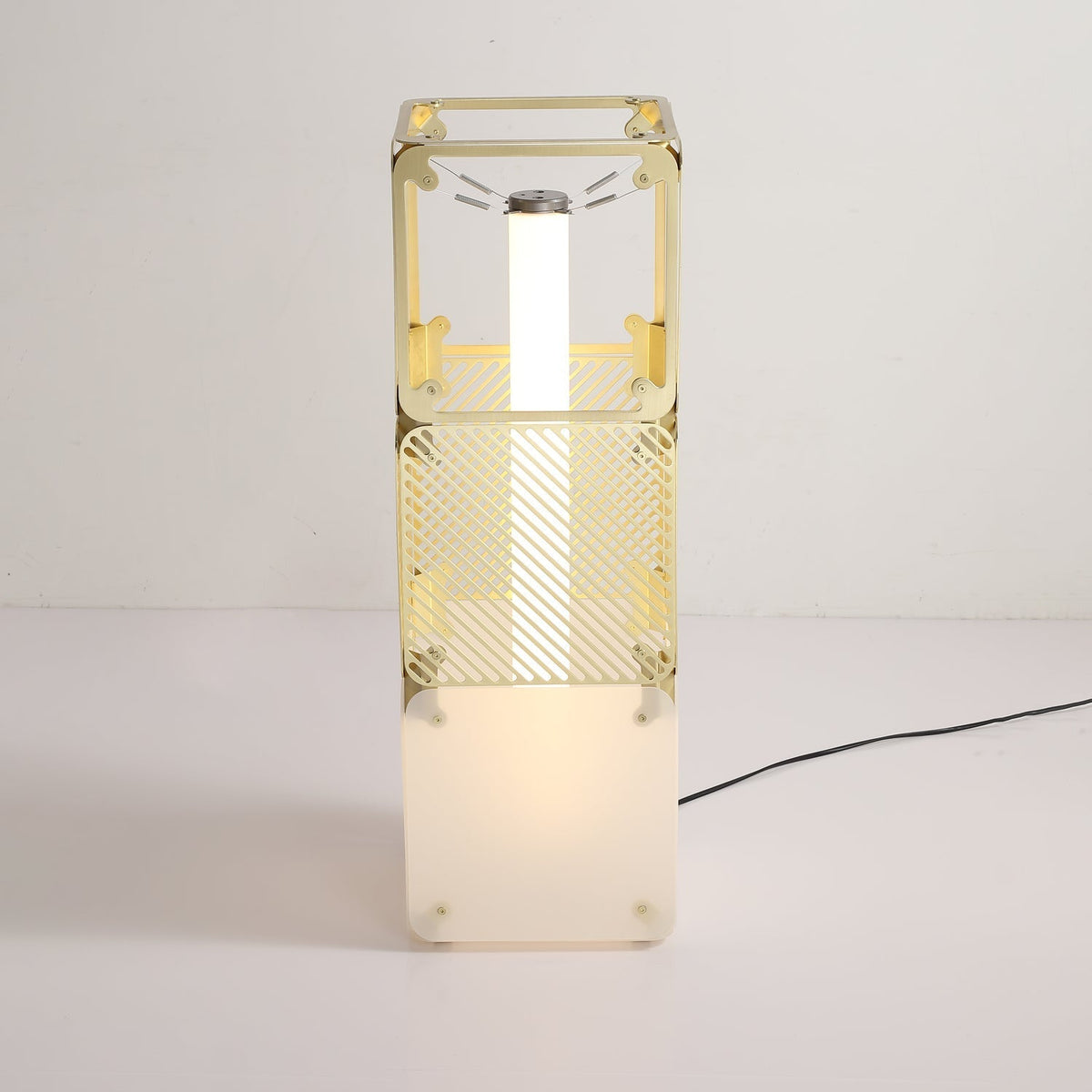 LuxeGrid industriel gulvlampe i messing