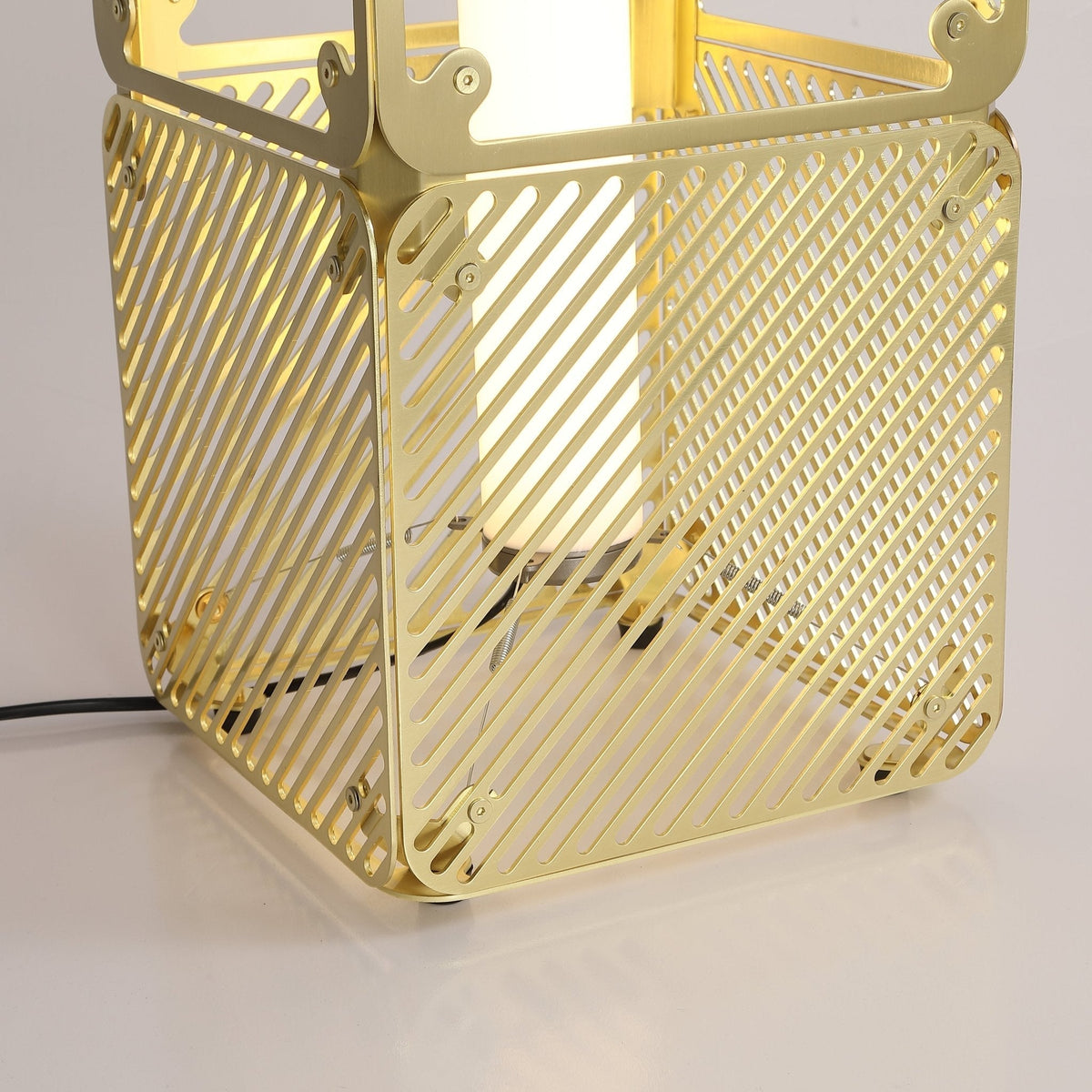 Candeeiro de mesa industrial em latão GridGlow