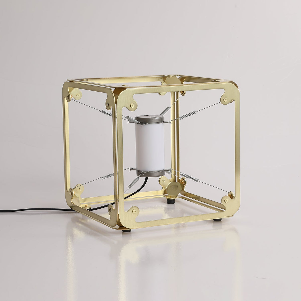 Candeeiro de mesa industrial em latão GridGlow