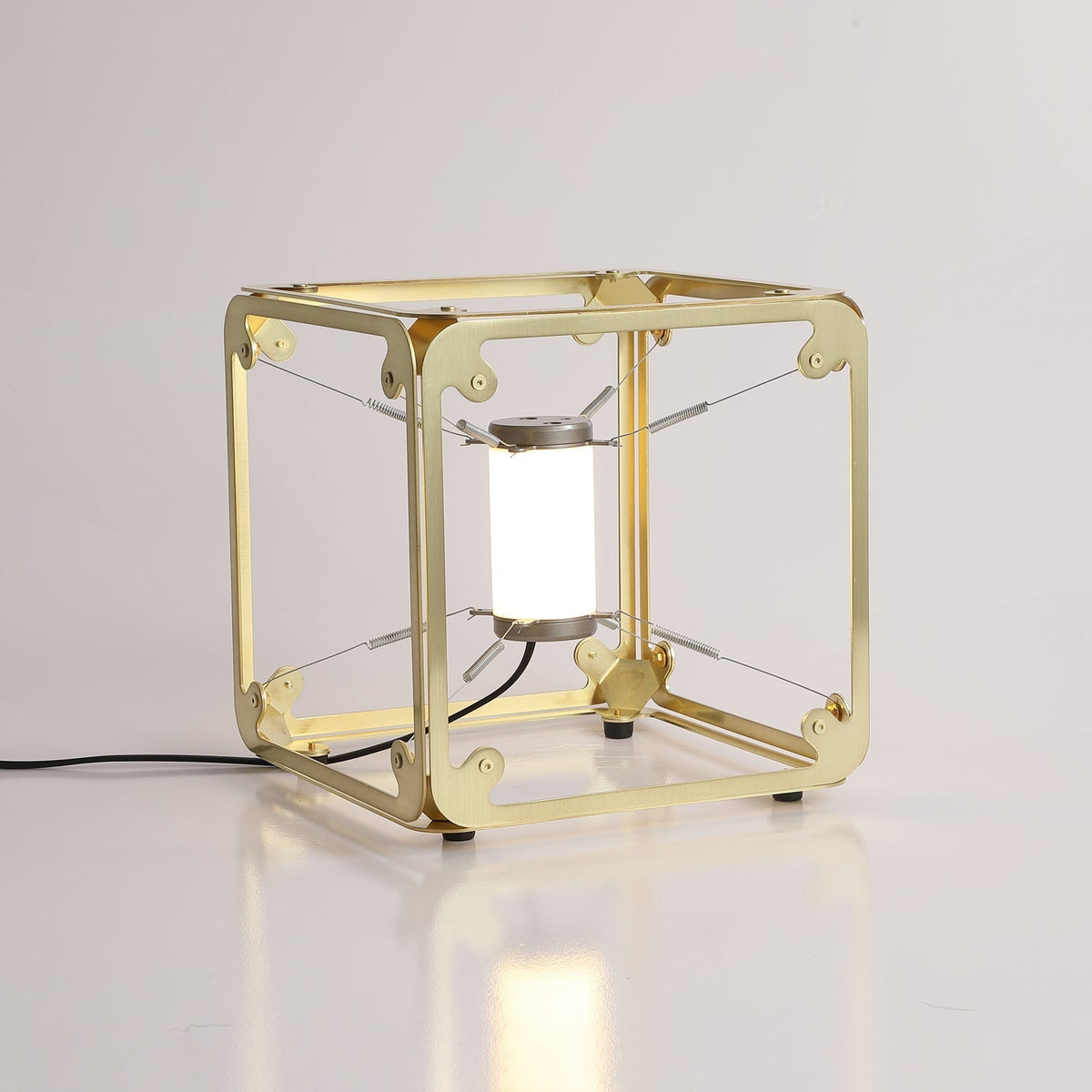 Candeeiro de mesa industrial em latão GridGlow