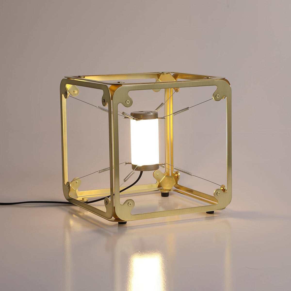 Candeeiro de mesa industrial em latão GridGlow