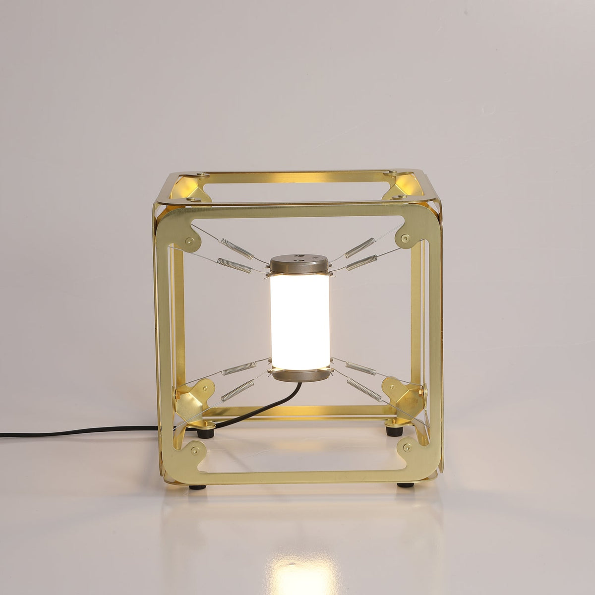 Candeeiro de mesa industrial em latão GridGlow