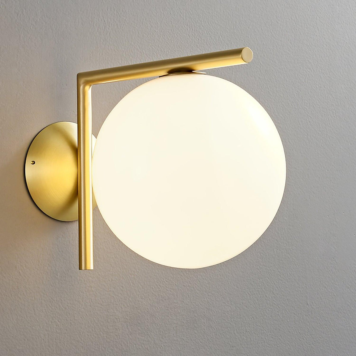 Joanna moderne minimalistisk væglampe i opalblæst glas