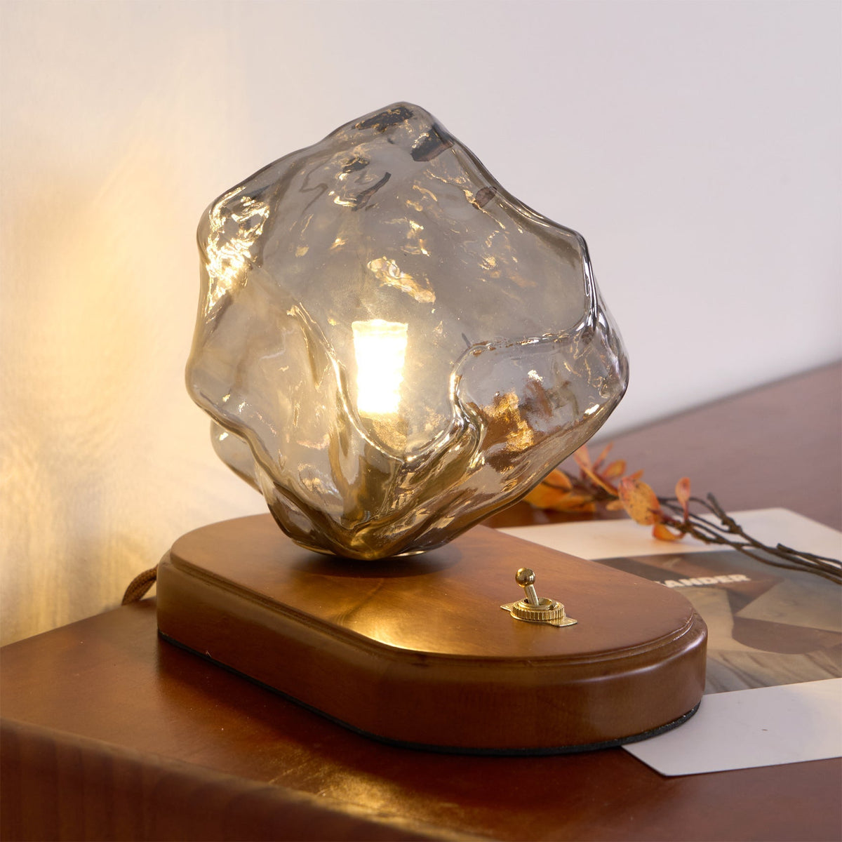 Maris konstnärlig bordslampa i trä