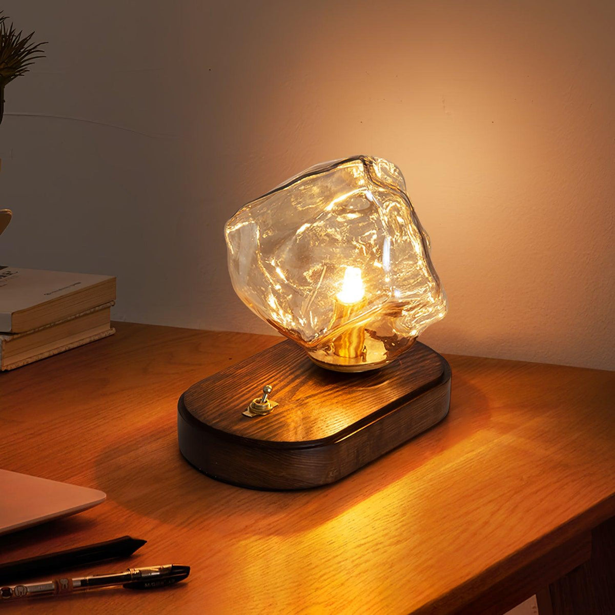 Maris kunstnerisk træbordlampe