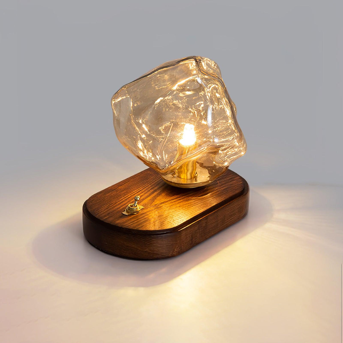 Maris konstnärlig bordslampa i trä