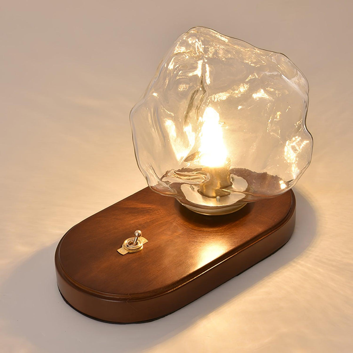 Maris konstnärlig bordslampa i trä