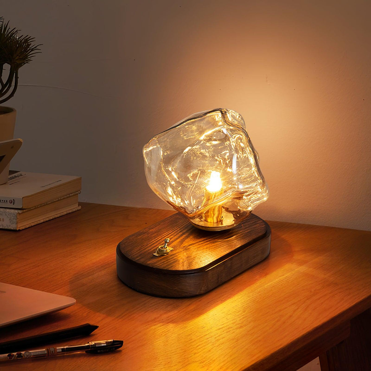 Maris konstnärlig bordslampa i trä