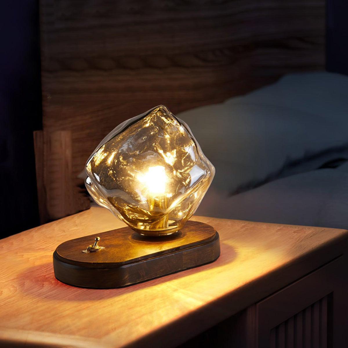 Maris kunstnerisk træbordlampe