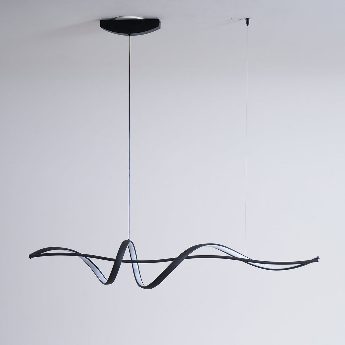 Candeeiro suspenso LED preto ondulado moderno Calelina