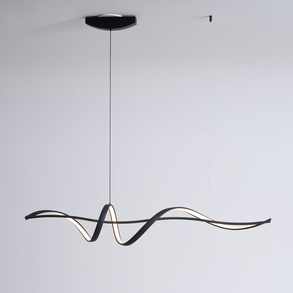 Candeeiro suspenso LED preto ondulado moderno Calelina