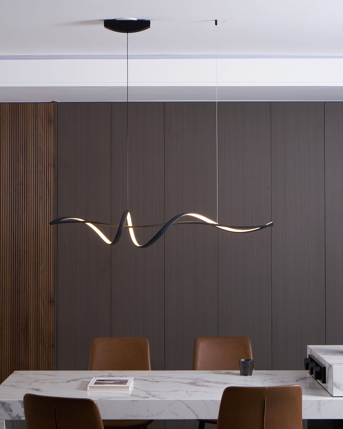 Candeeiro suspenso LED preto ondulado moderno Calelina