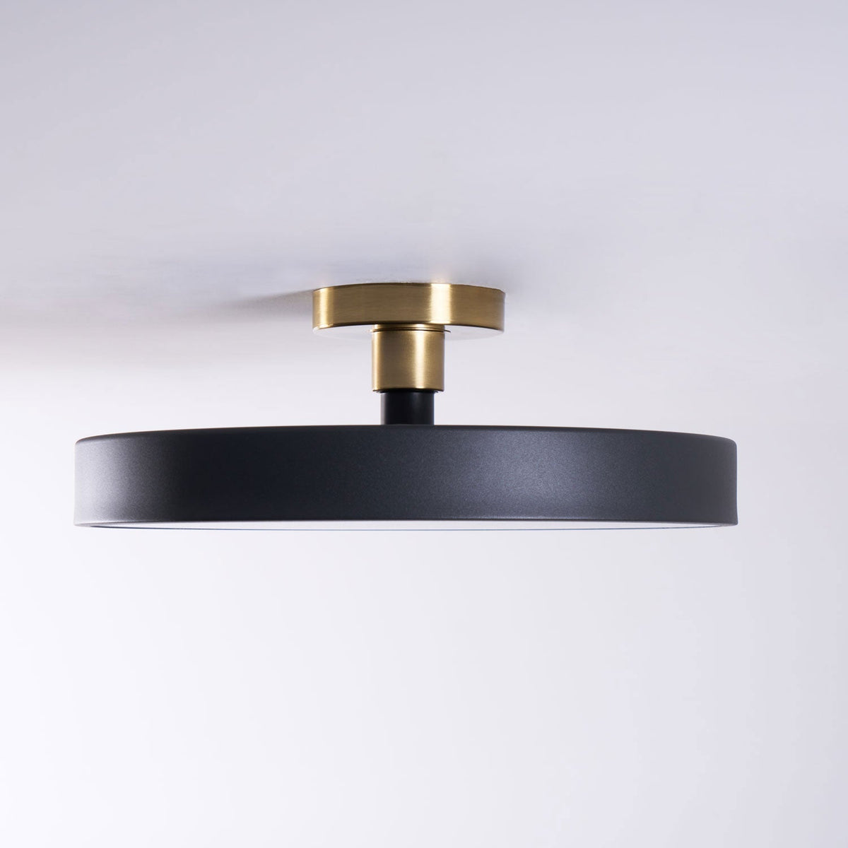 Aureiella moderne loftlampe, plan montering, sort og guld