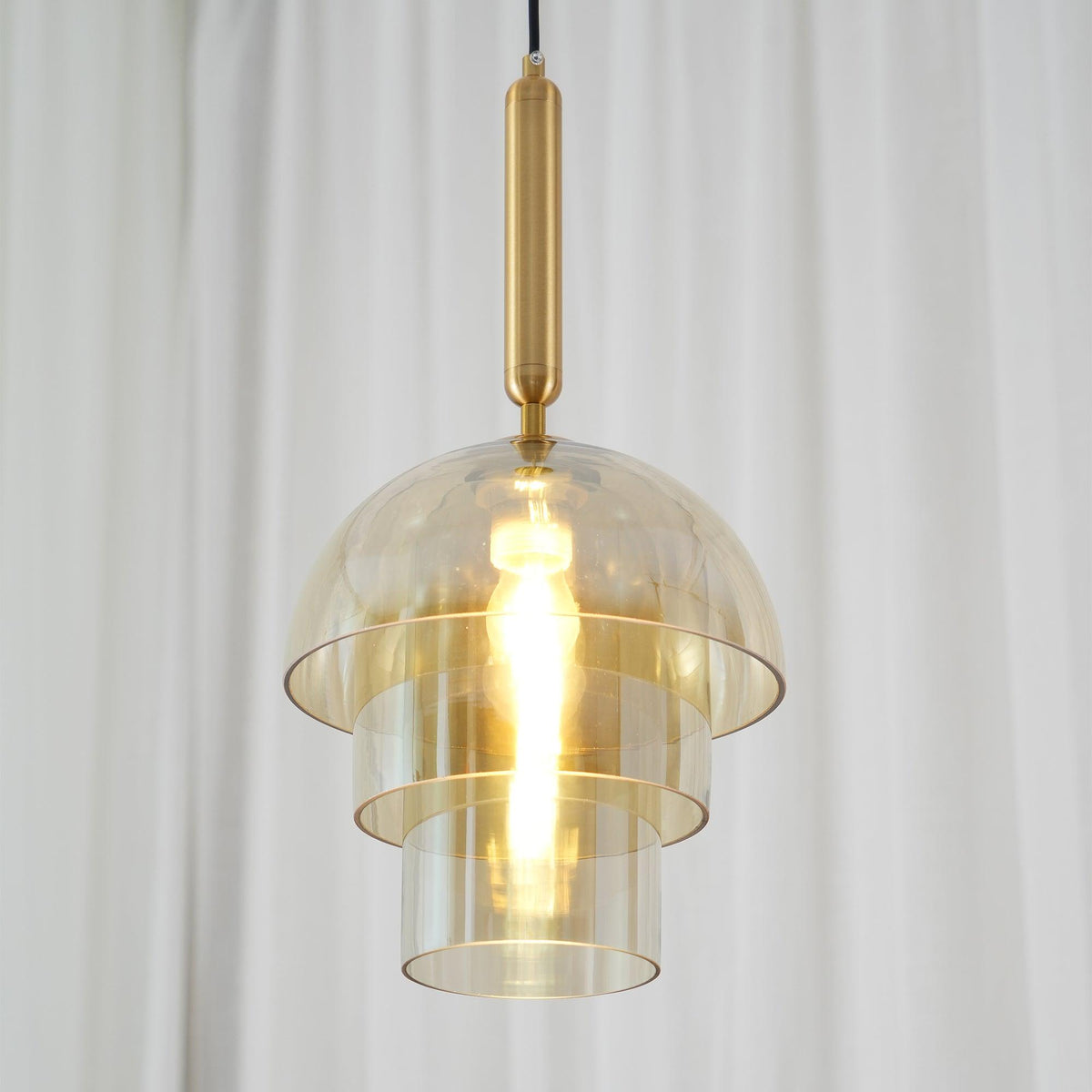 Renley pendellampa med konjakfärgad glaskupa och mässing, mid-century