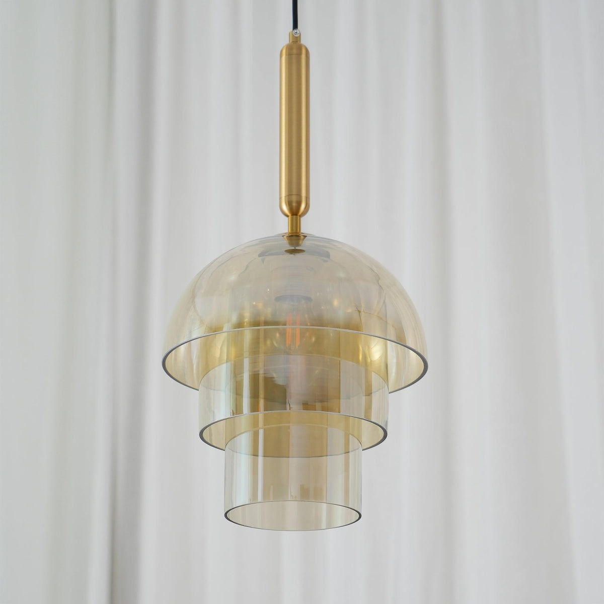 Renley pendellampa med konjakfärgad glaskupa och mässing, mid-century