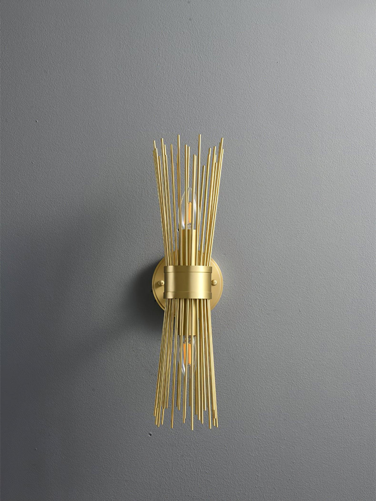 Aplique de parede Thresher pós-moderno de luxo em latão com candelabro